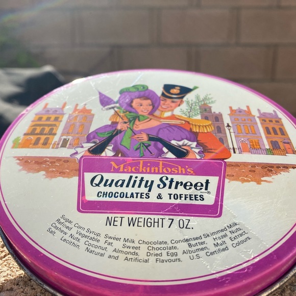 This vintage tin held Mackintosh's Quality Street Old English Confect. - Picture 2 of 6